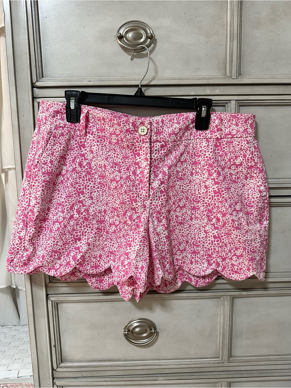 crown & ivy Pink Floral Scallop Hem Shorts